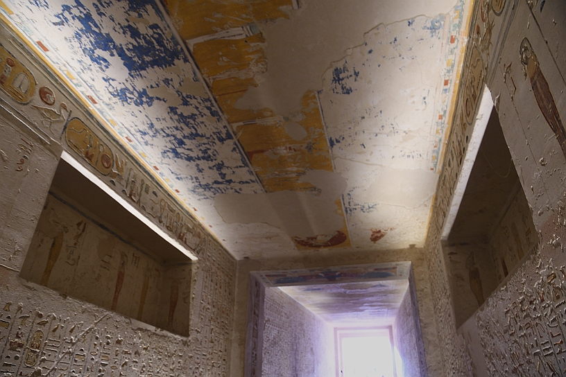 24 MAK_5942.jpg - Verso l’uscita si evidenziano dei nicchioni dove venivano adagiate le derrate e altre utilità per il viaggio del defunto negli inferi.